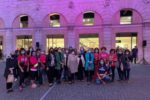 Palazzo San Crispino illuminato di rosa, con le volontarie di ANDOS